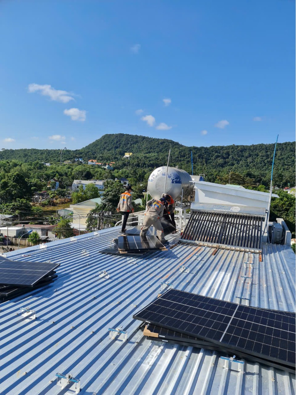 Thi công hệ 10.5 KW Solar tại Bảo Hân Motel 